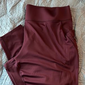 Flattening wide waist cropped leggings